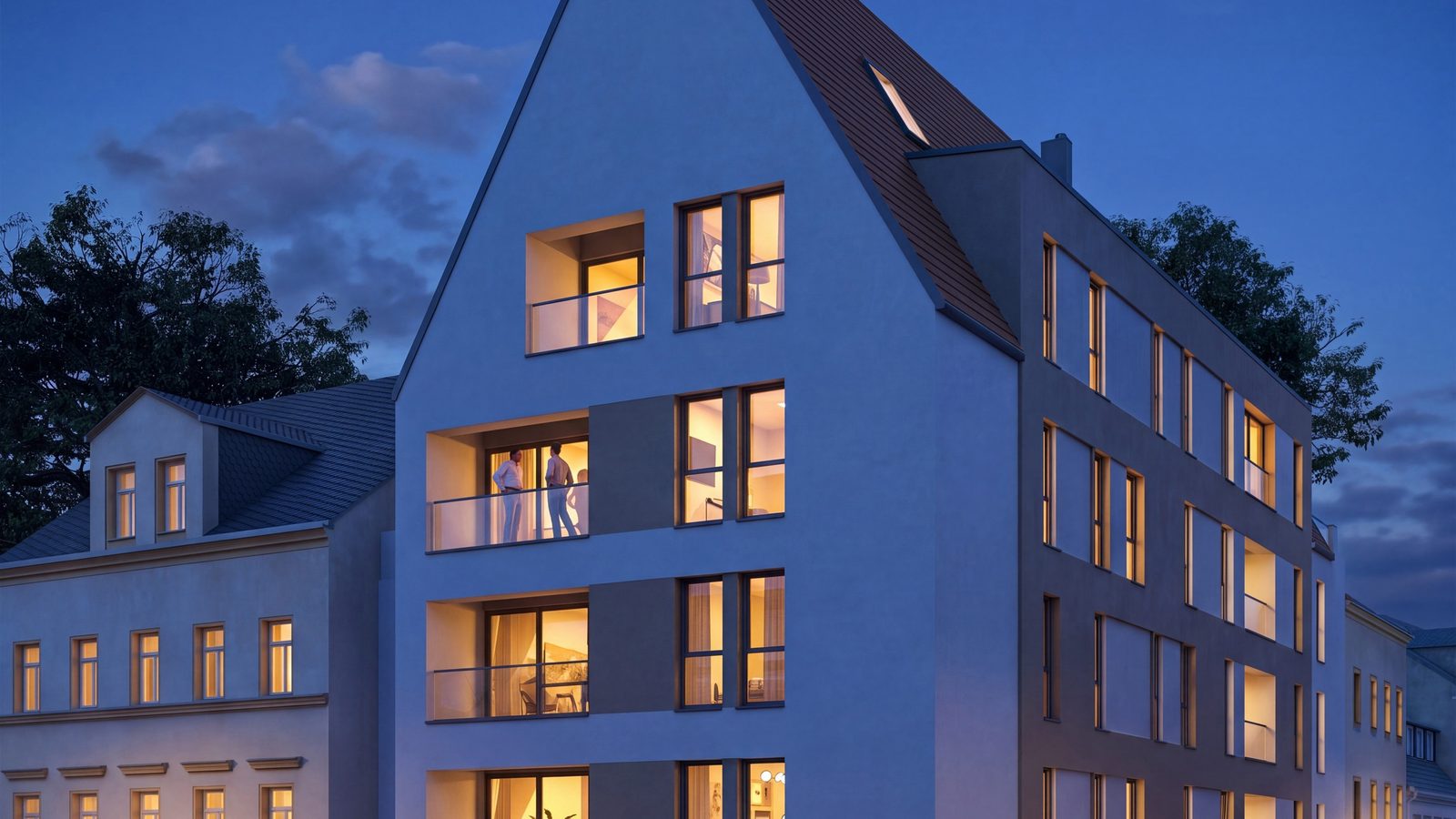 Das Stadthaus Kesselgasse 16 bei Dämmerung, Blick von der Straßenecke auf den Giebel mit beleuchteten Fenstern.