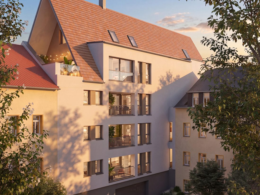 Die Hofseite des Hauses mit Balkonen und begrüntem Innenhof.