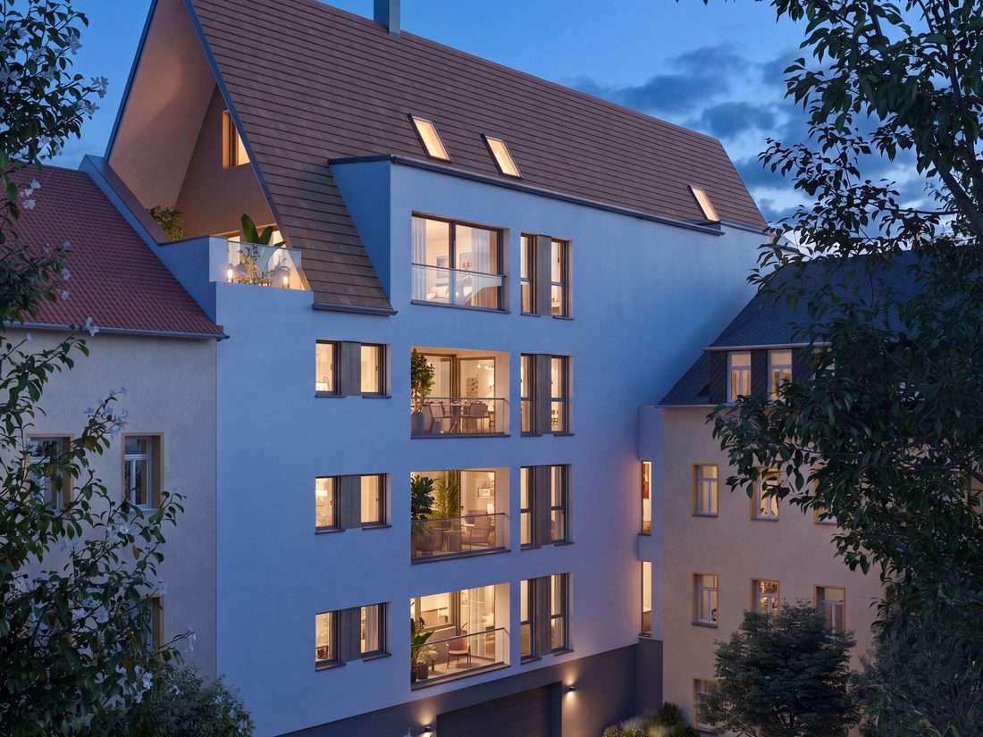 Die Hofseite des Hauses in der Abenddämmerung.