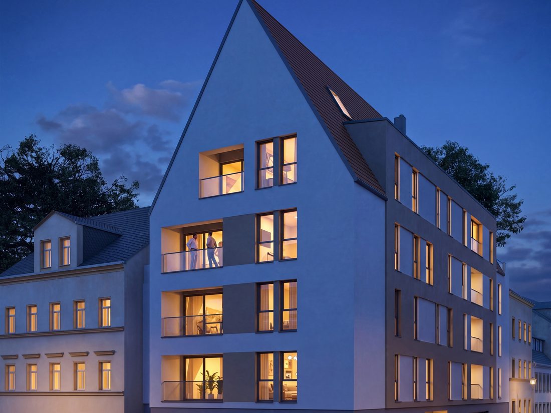 Die Kesselgasse 16 am Abend, die Fenster sind beleuchtet.